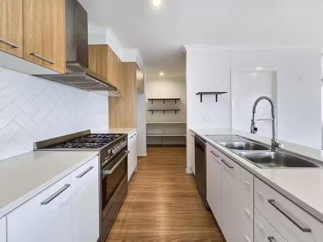 Just in! 28 Snedden Street, Armstrong Creek, VIC 3217