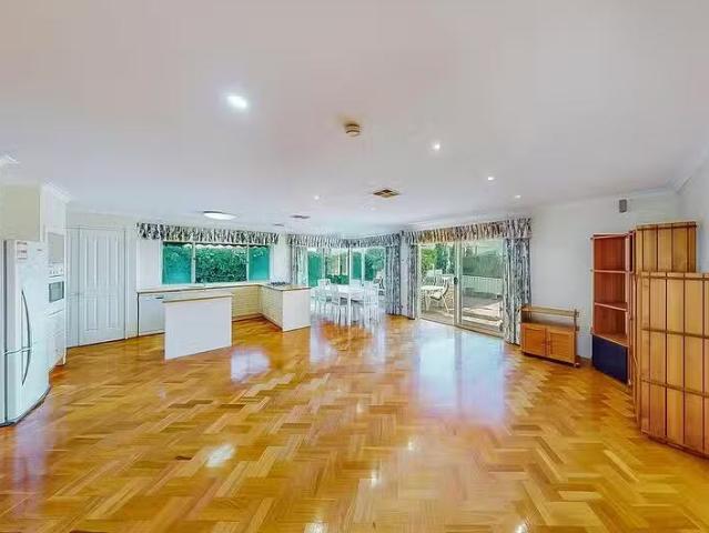 Cozy 28 Sulman Avenue, Salter Point, WA 6152