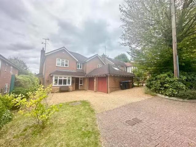 Cozy 2 BA 4 bedroom detached house for rent in a Oaklea, Welwy.