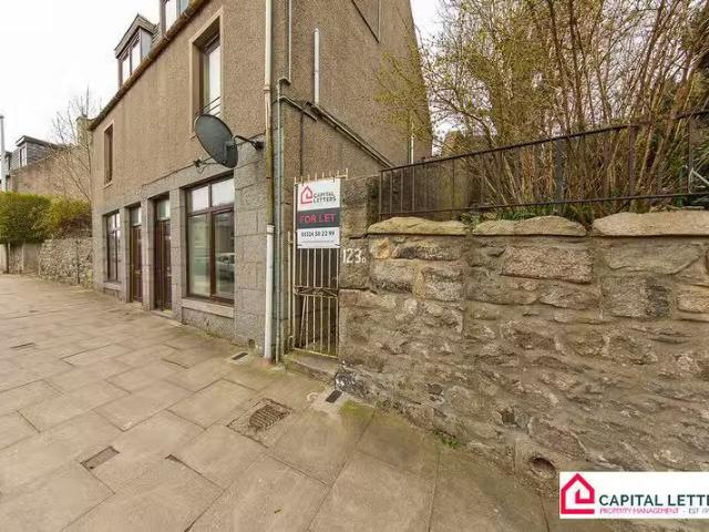 Cozy 2 BA 4 bedroom detached house for rent in Spital, Old Abe.