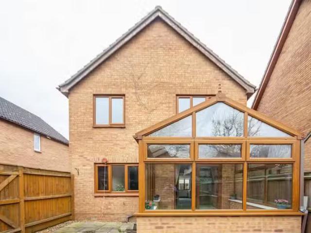 Unique 2 BA 4 bedroom detached house for rent in Plumian Way.