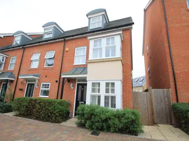 For Rent! 2 BA 4 bedroom house for rent in Mackintosh Street.