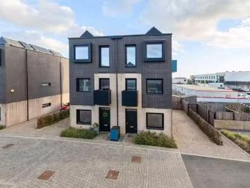 Just in! 2 BA 4 bedroom semi detached house for rent in Lockha.