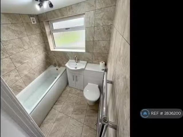 Rental! 2 BA 4 bedroom semi detached house for rent in Mannor.
