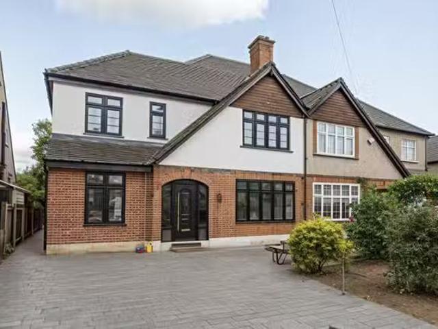 Cozy 2 BA 4 bedroom semi detached house for rent in petts wood.