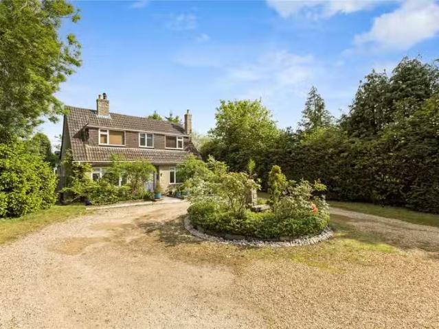 Unique 2 BA 4 bedroom property to let in New Inn Road, Beckley.