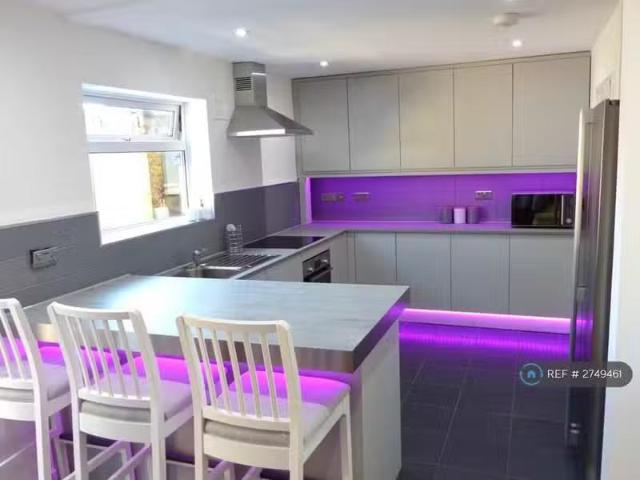 For Rent! 2 BA 4 bedroom terraced house for rent in Prioress R.