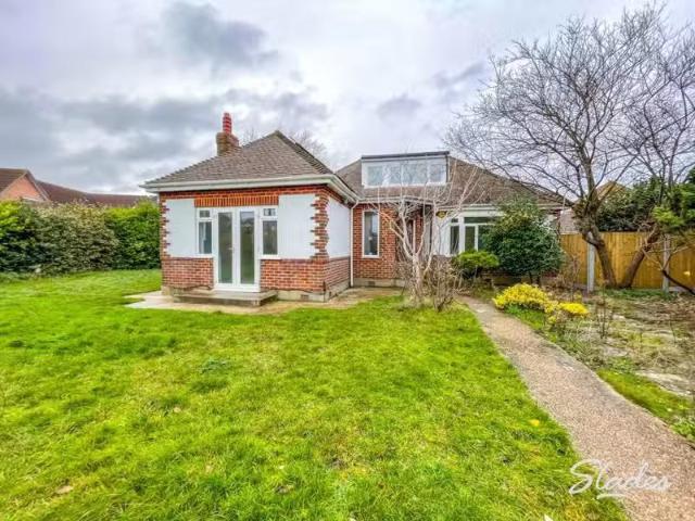 Cozy 2 BA 5 bedroom detached bungalow for rent in Stourwood Ro.