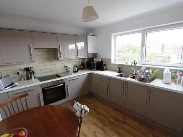 Cheap 2 BA 5 bedroom detached house for rent in Kellaway Avenu.