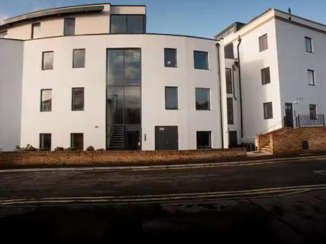 Cheap 2 BA 5 bedroom flat for rent in Little Paul Street, Bris.