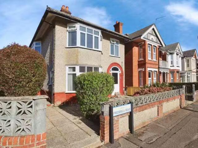 Cozy 2 BA 6 bedroom detached house for rent in Frederica Road.