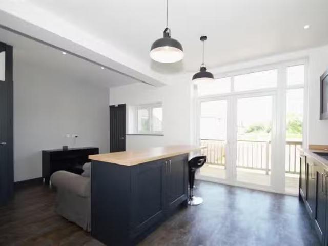 Rental! 2 BA 6 bedroom terraced house for rent in Southmead Ro.