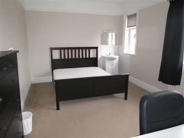 New 2 BA 7 bedroom detached house for rent in Talbot Road, Win.