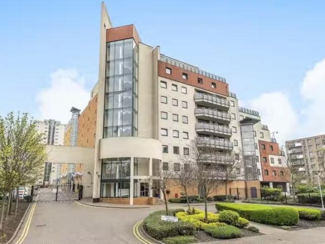 Charming 2 BA 2 bedroom flat for rent in Wards Wharf Approach.