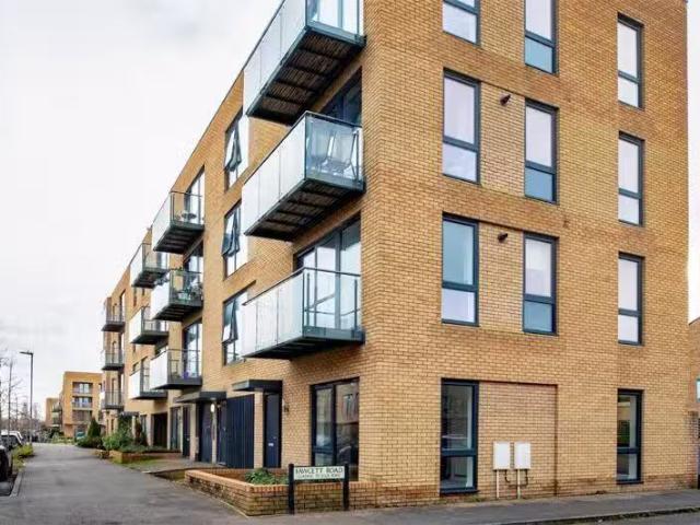 Cozy 2 BA 2 bedroom flat for rent in Whittle Avenue, Cambridge.