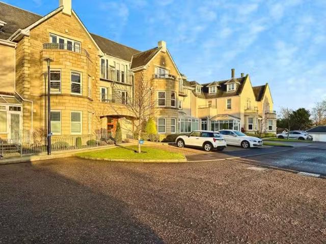 Just in! 2 BA 2 bedroom flat for rent in Bader Square, Brought.