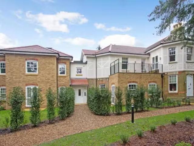 Deal! 2 BA 2 bedroom flat for rent in Firs Road Kenley CR8