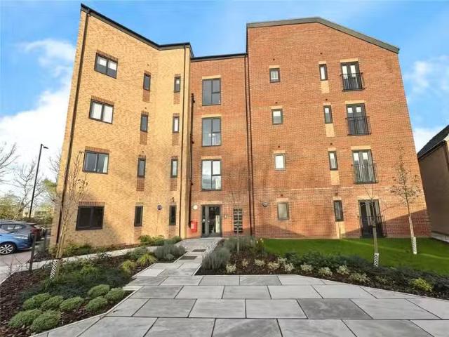 Nice 2 BA 2 bedroom flat for rent in Olympus Close, Auckley, D.