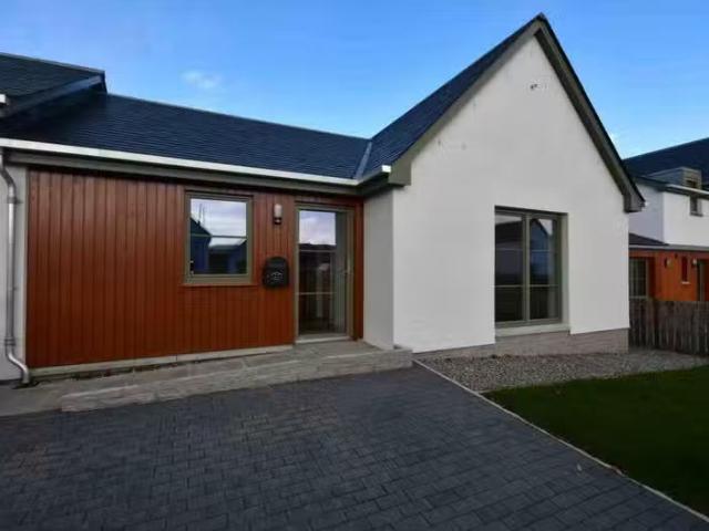 Deal! 2 BA 2 bedroom semi detached house for rent in The Glebe.