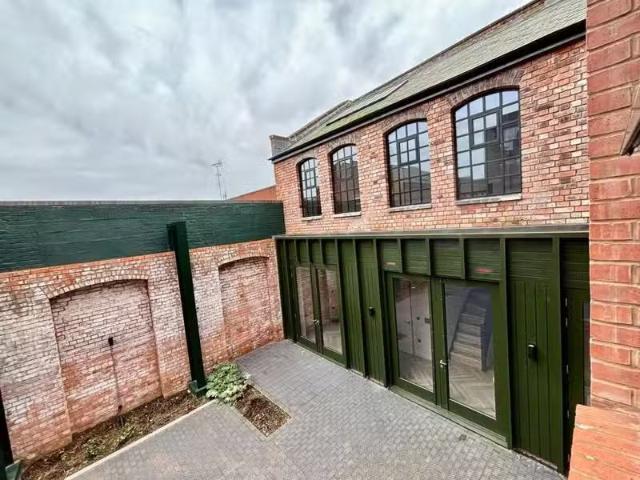 Nice 2 BA 2 bedroom terraced house for rent in Northwood Stree.