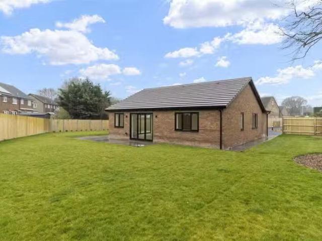Deal! 2 BA 3 bedroom detached bungalow for rent in The Drive.