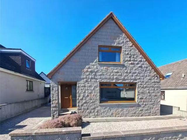 For Rent! 2 BA 3 bedroom detached house for rent in Crollshill.