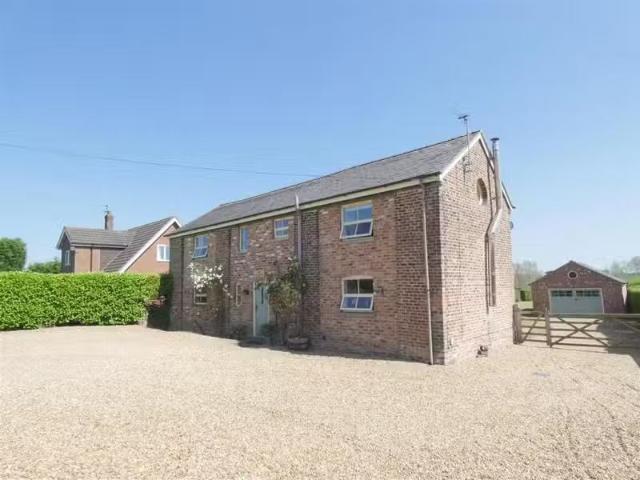 Just in! 2 BA 3 bedroom detached house for rent in Byley Lane.