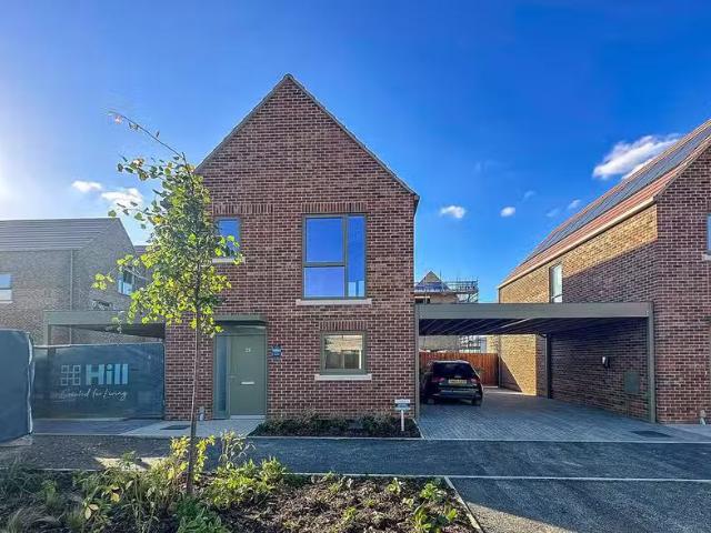 Nice 2 BA 3 bedroom detached house for rent in Grey Way, Cambr.