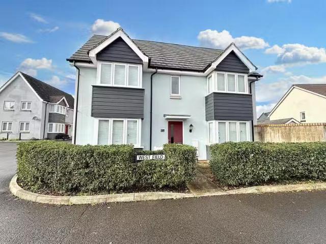 Just in! 2 BA 3 bedroom detached house for rent in West Field.