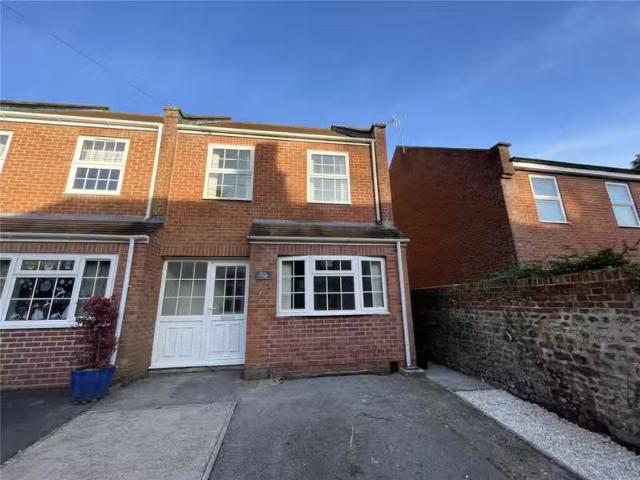 Cozy 2 BA 3 bedroom end of terrace house for rent in Emwell St.