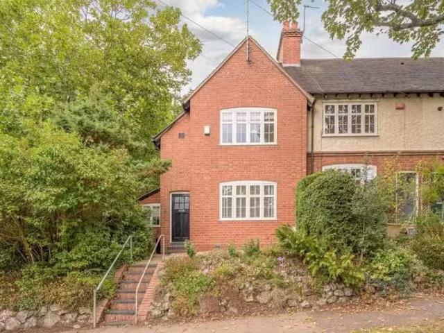 Charming 2 BA 3 bedroom end of terrace house for rent in North.