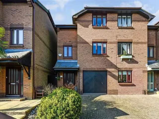 New 2 BA 3 bedroom end of terrace house for rent in Penfolds P.