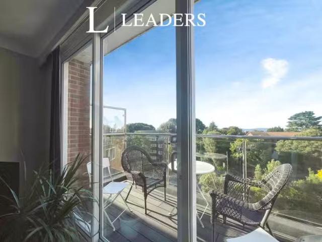 Just in! 2 BA 3 bedroom flat for rent in West Cliff Road, Bour.