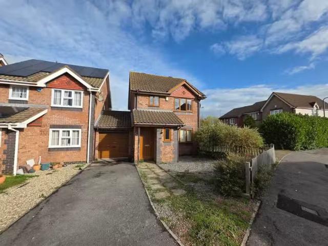 Just in! 2 BA 3 bedroom link detached house for rent in Wheatf.