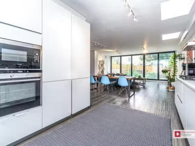 Cozy 2 BA 3 bedroom maisonette for rent in Ickburgh Road, Lond.