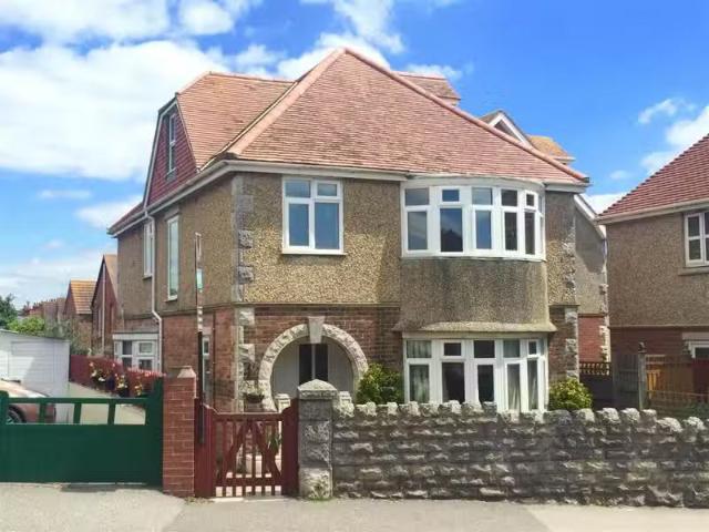 Just in! 2 BA 3 bedroom maisonette for rent in Portland Road.