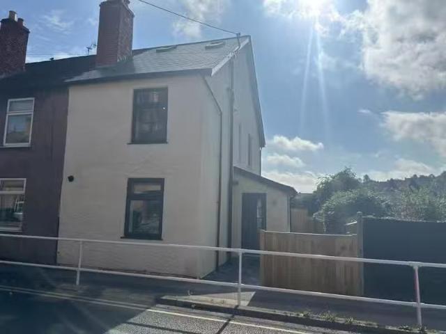 Cheap 2 BA 3 bedroom semi detached house for rent in Deverill.