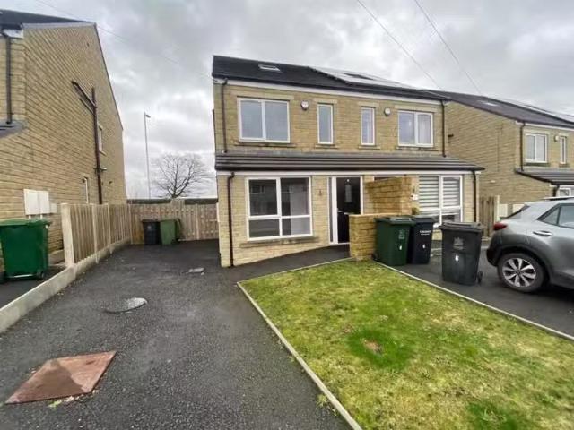 Rental! 2 BA 3 bedroom semi detached house for rent in Golf Vi.