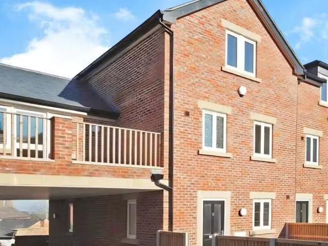 New 2 BA 3 bedroom semi detached house for rent in Gladstone C.