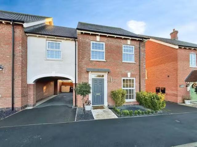 Deal! 2 BA 3 bedroom semi detached house for rent in Pickering.