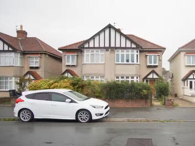 Cozy 2 BA 3 bedroom property for rent in Vassall Road, Fishpon.