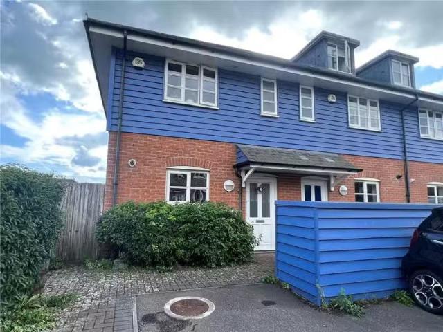 Deal! 2 BA 3 bedroom terraced house for rent in Beechlands Clo.