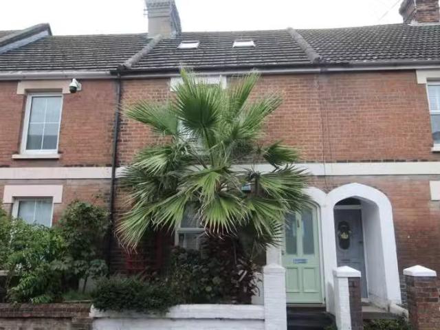 Cheap 2 BA 3 bedroom terraced house for rent in Green Road, Po.