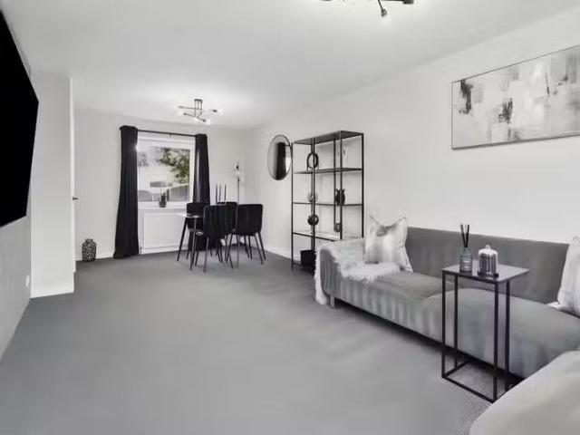 Nice 2 BA 3 bedroom terraced house for rent in De Quincey Road.