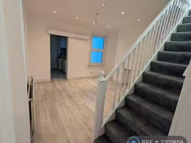 For Rent! 2 BA 3 bedroom terraced house for rent in Hearns Roa.