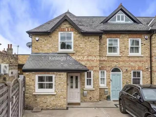 Charming 2 BA 3 bedroom terraced house for rent in Queens Pass.