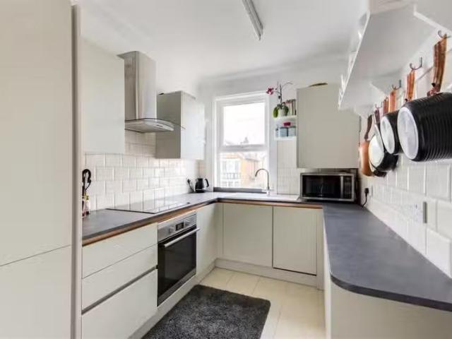 Charming 2 bedroom maisonette for rent in Church Walk, Worthin.
