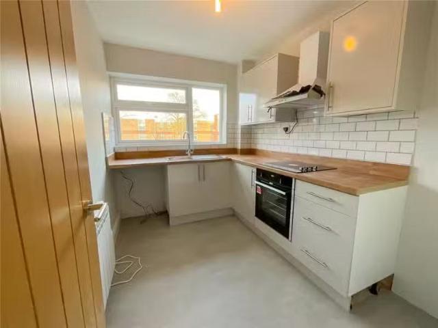 Just in! 2 bedroom apartment for rent in Walsall Road, Four Oa.