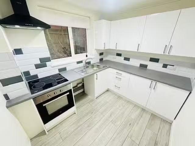 Cheap 2 bedroom apartment for rent in Hill Village Road, Sutto.