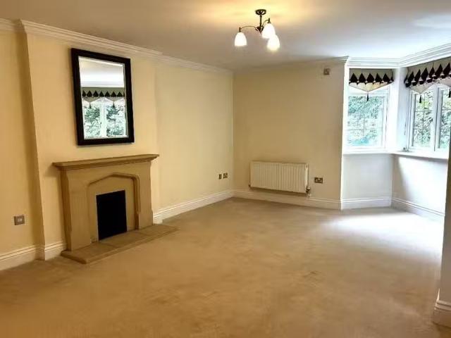 Nice 2 bedroom apartment for rent in Streetly Lane, Sutton Col.